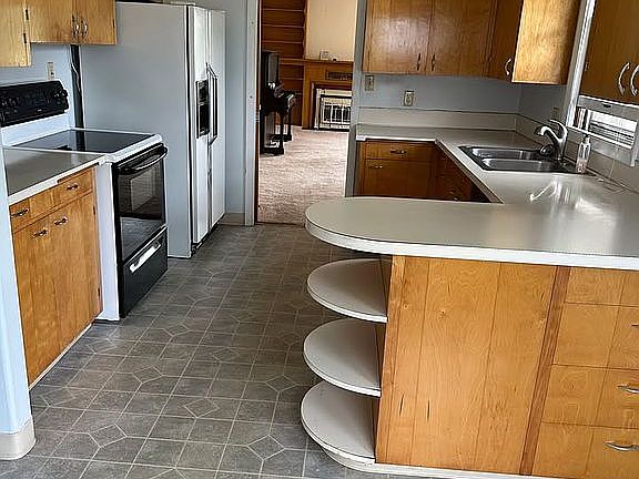 3rd image of 1016 W 9th St