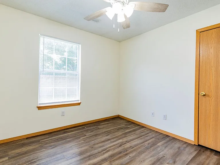 1502 Crescent St — Photo 13