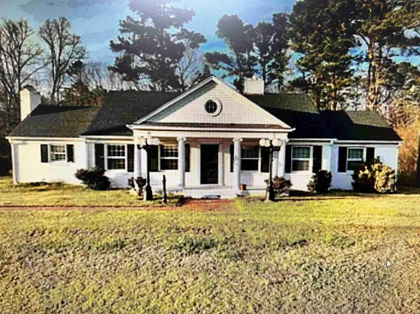 1157 W Cherry Ave, Selmer, TN 38375