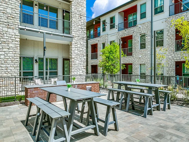 Outdoor chef's kitchen and dining area