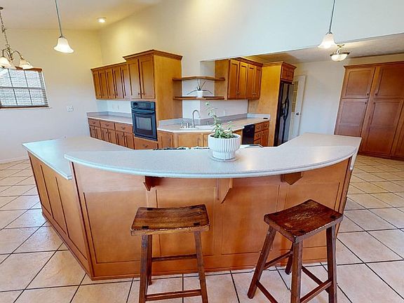 5th image of 392 Camelot Dr