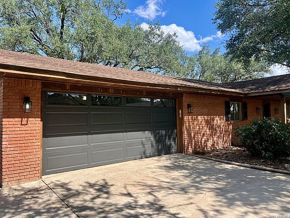 4th image of 902 Oakridge Dr