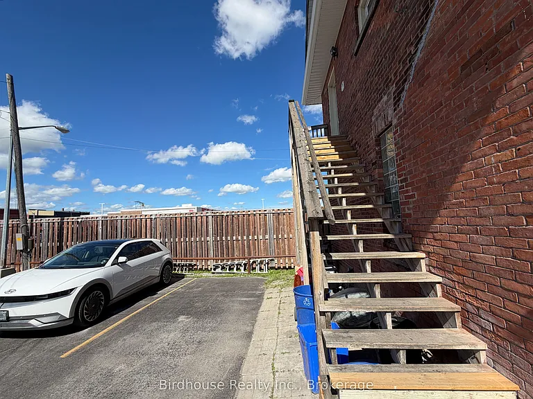 60 Russell St W — Photo 11