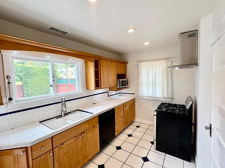 1902 Castillo St — Photo 4