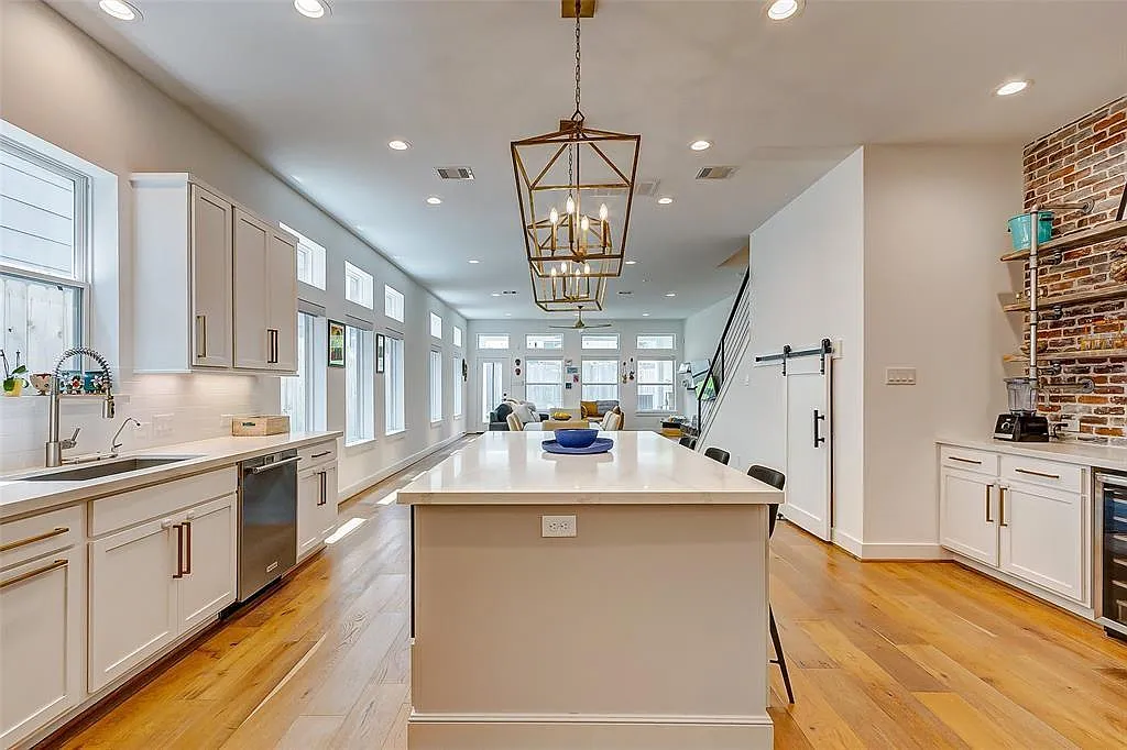 3 bed, 3.5 bath, 2577 sqft, $4,975 — Photo 4