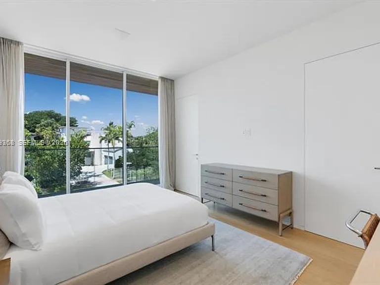 1051 W 48th St #4 — Photo 33