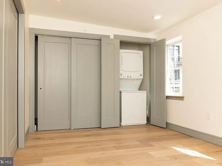 327 S 16th St #3R — Photo 6