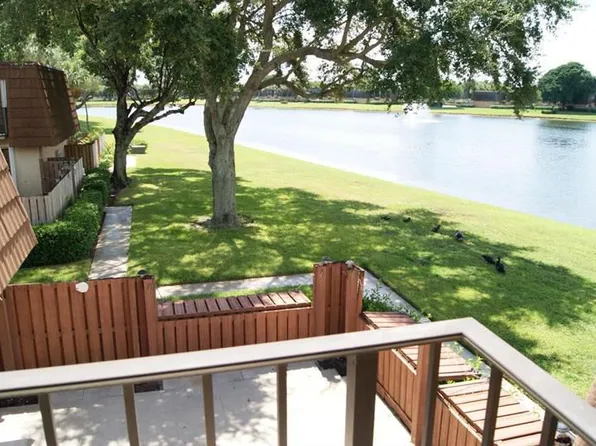 219 Charter Way, West Palm Beach, FL 33407