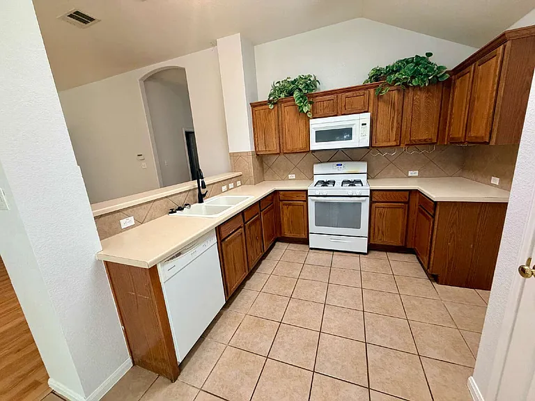 1517 Hawk Dr — Photo 6