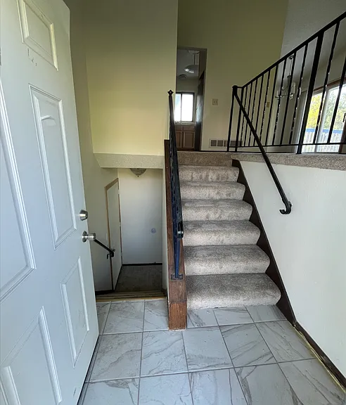 1201 Hillcrest Ct — Photo 3