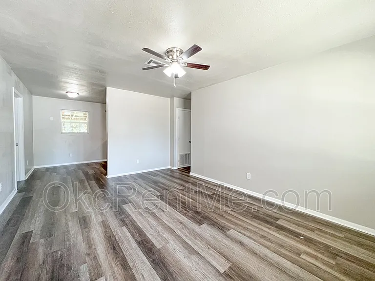 1900 N Mitchell Dr — Photo 4