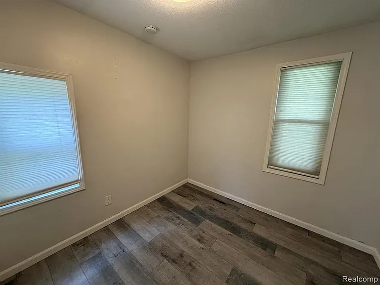 29559 Norfolk St — Photo 7