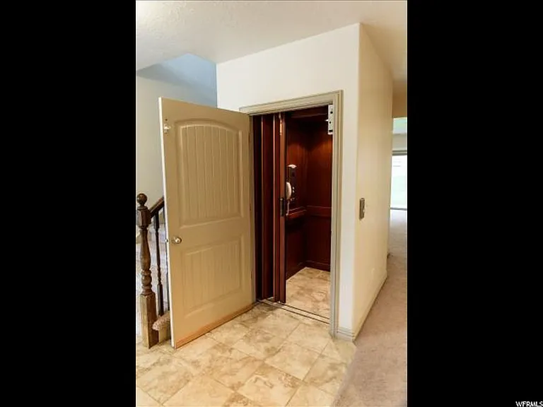 625 S Edgewood Dr E — Photo 2