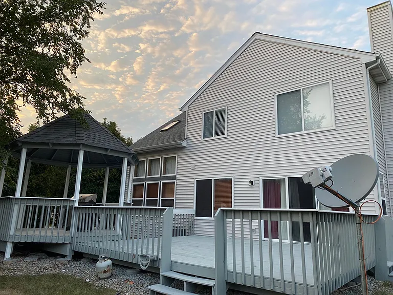 2424 Lexington Ln — Photo 3