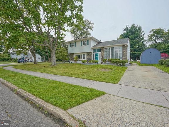 5th image of 35 Ellen Dr