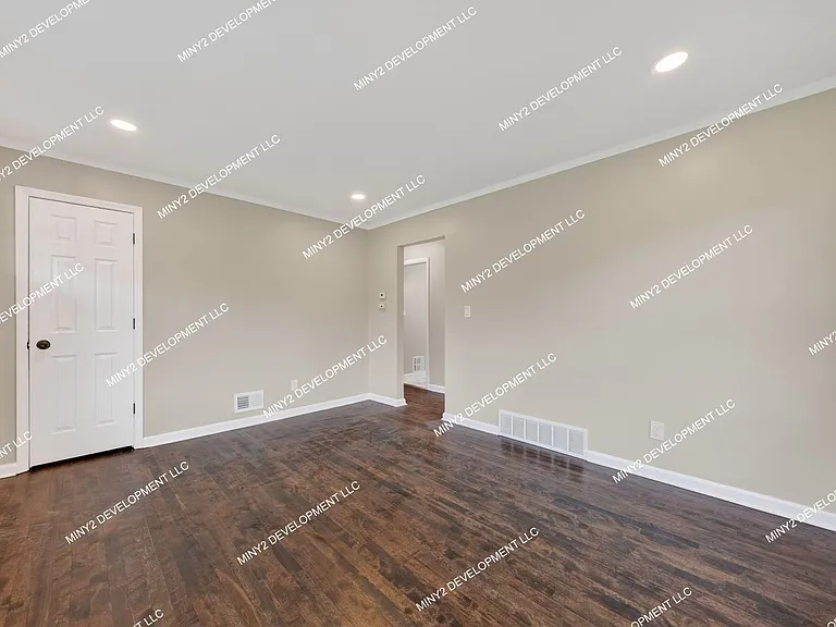 21422 Pembroke Ave — Photo 10
