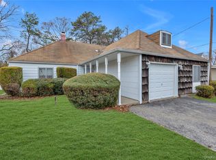 96 Split Cedar Dr, Islandia, NY 11749