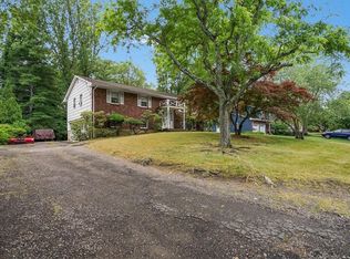17 E Mayer Dr, Suffern, NY 10901