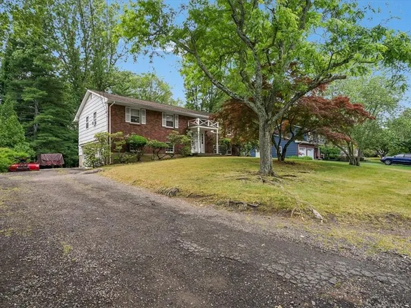 17 E Mayer Drive, Montebello, NY 10901
