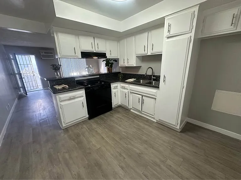 Country Club Apartments — Photo 25