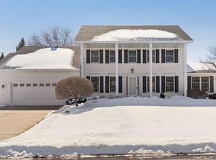 180 Red Oaks Dr, Vadnais Heights, MN 55127