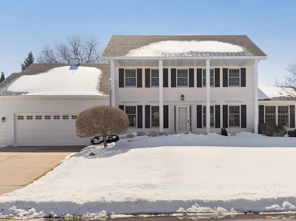 180 Red Oaks Dr, Vadnais Heights, MN 55127