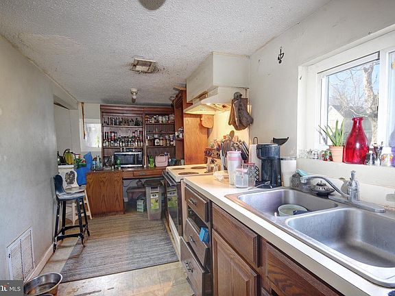 5th image of 11 W Chestnut St
