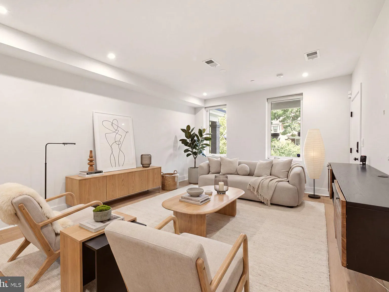 2 bed, 2.5 bath, 1300 sqft, $4,000 — Photo 3