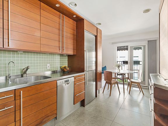 3rd image of 105 W 78th St #4
