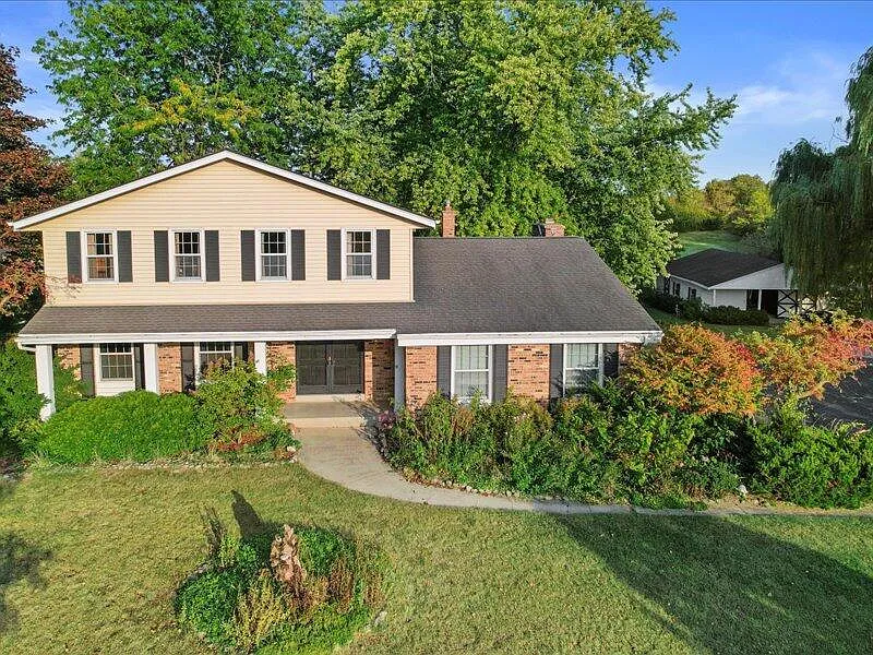 W278S10980 Fairview CIRCLE photo 1