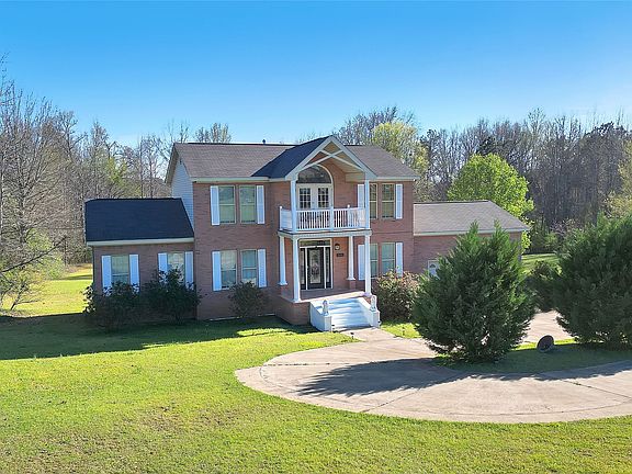 3rd image of 211 Carter Ln