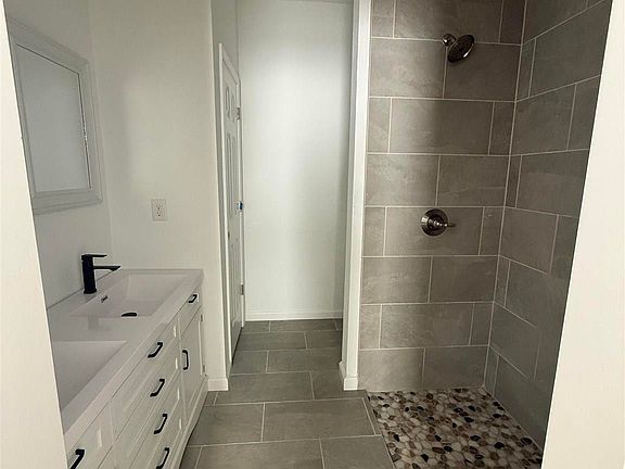 5th image of 654 Nix Rd