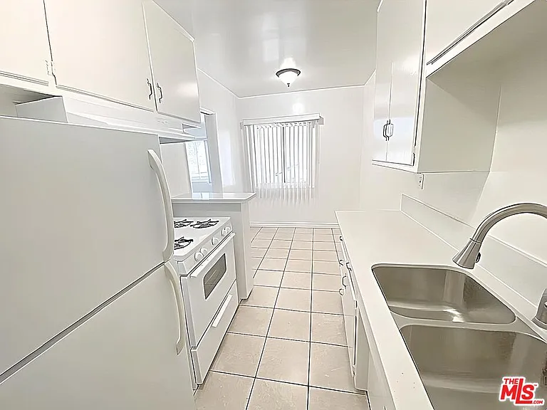 4122 W 2nd St #15 — Photo 6