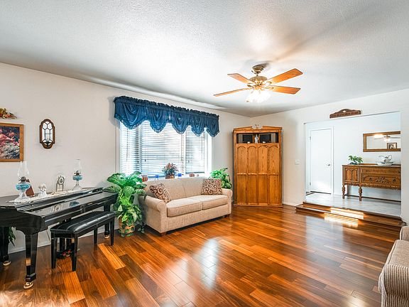 3rd image of 602 W Gleneagles Dr