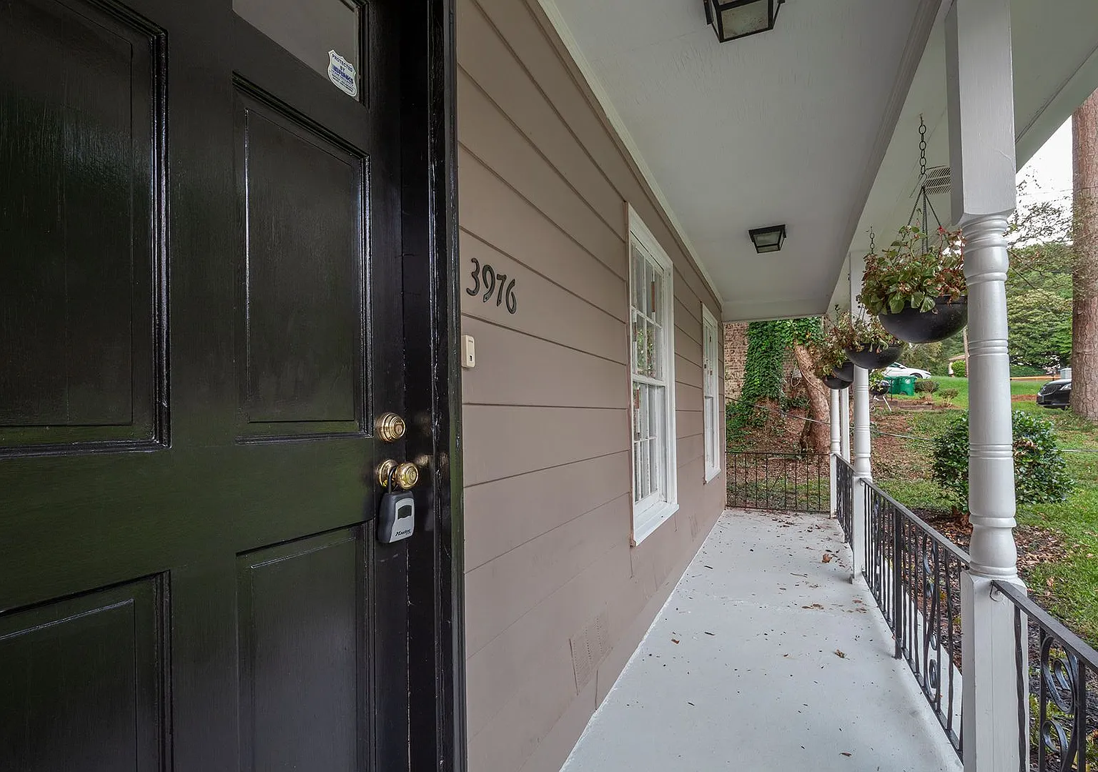 Spacious 3bd/2ba w/ 2 Car Garage and Large Fully Fenced Backyard!! — Photo 2