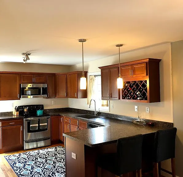 130 Roys Pl — Photo 1