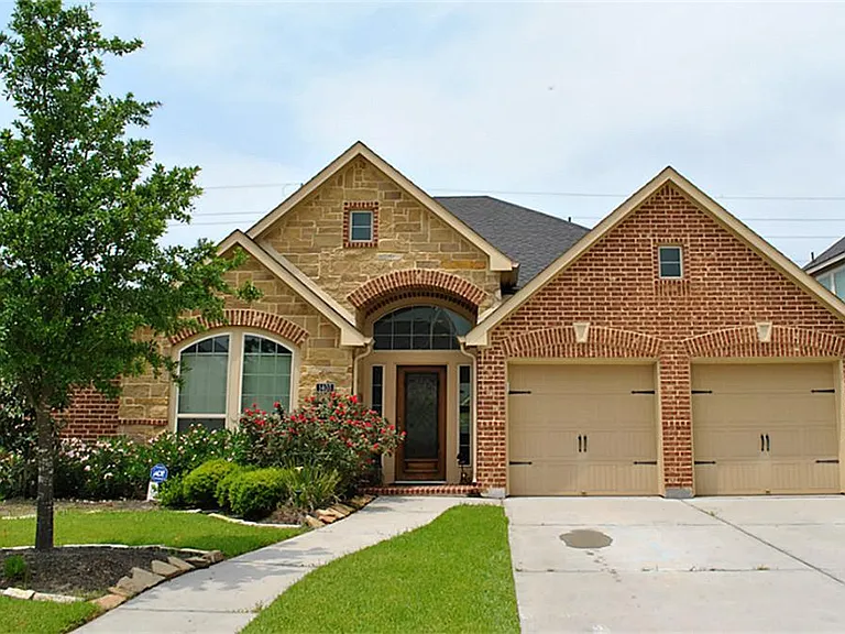 1403 Laura Hills Ln — Photo 1