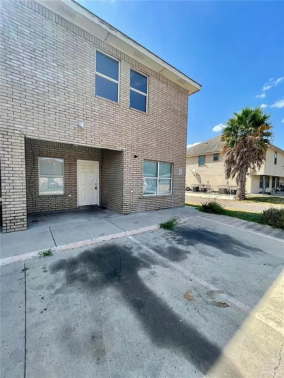 2 bed, 1.0 bath, 930 sqft, $690 — Photo 2