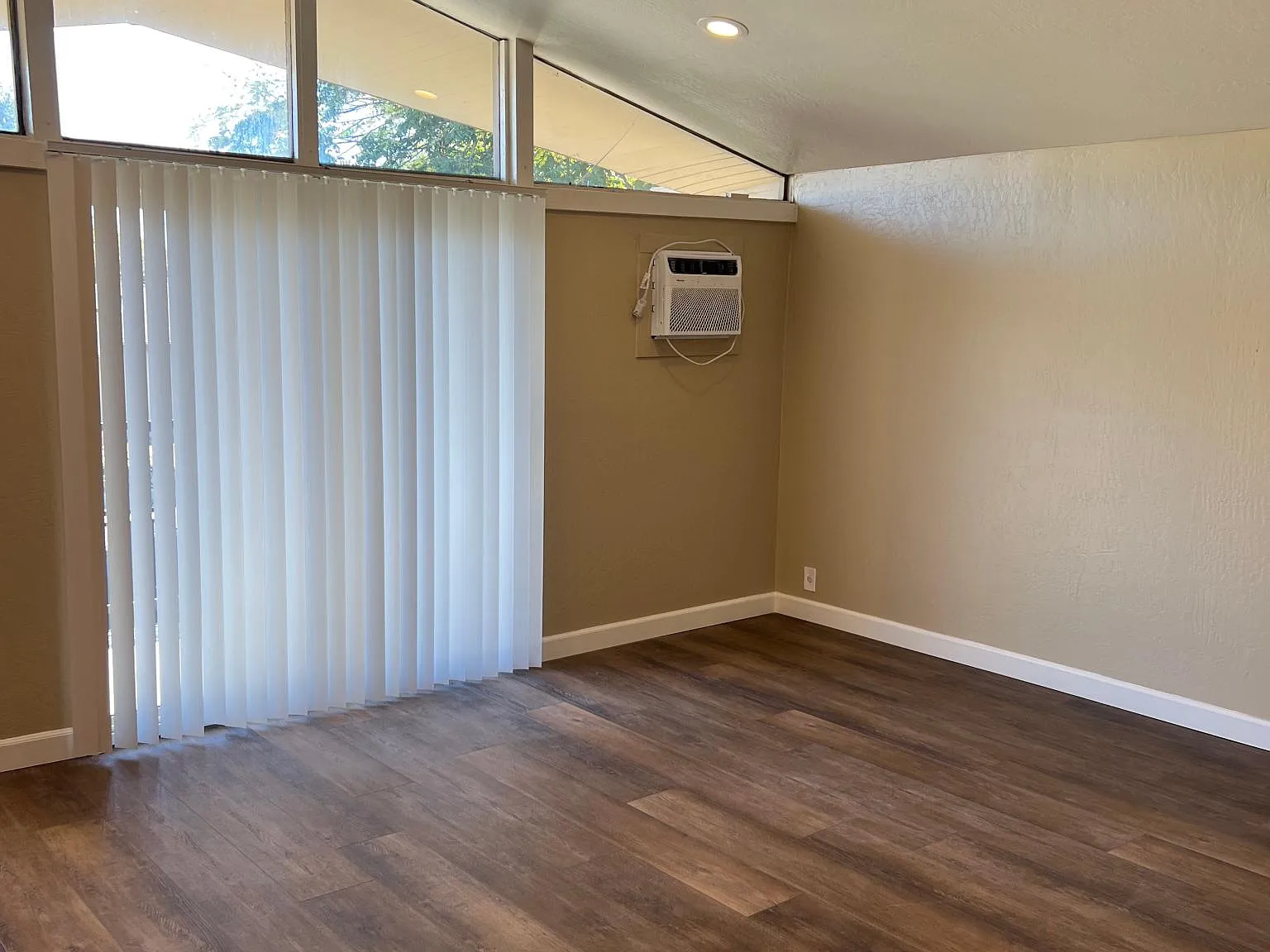Studio, 600 sqft, $1,150 — Photo 2
