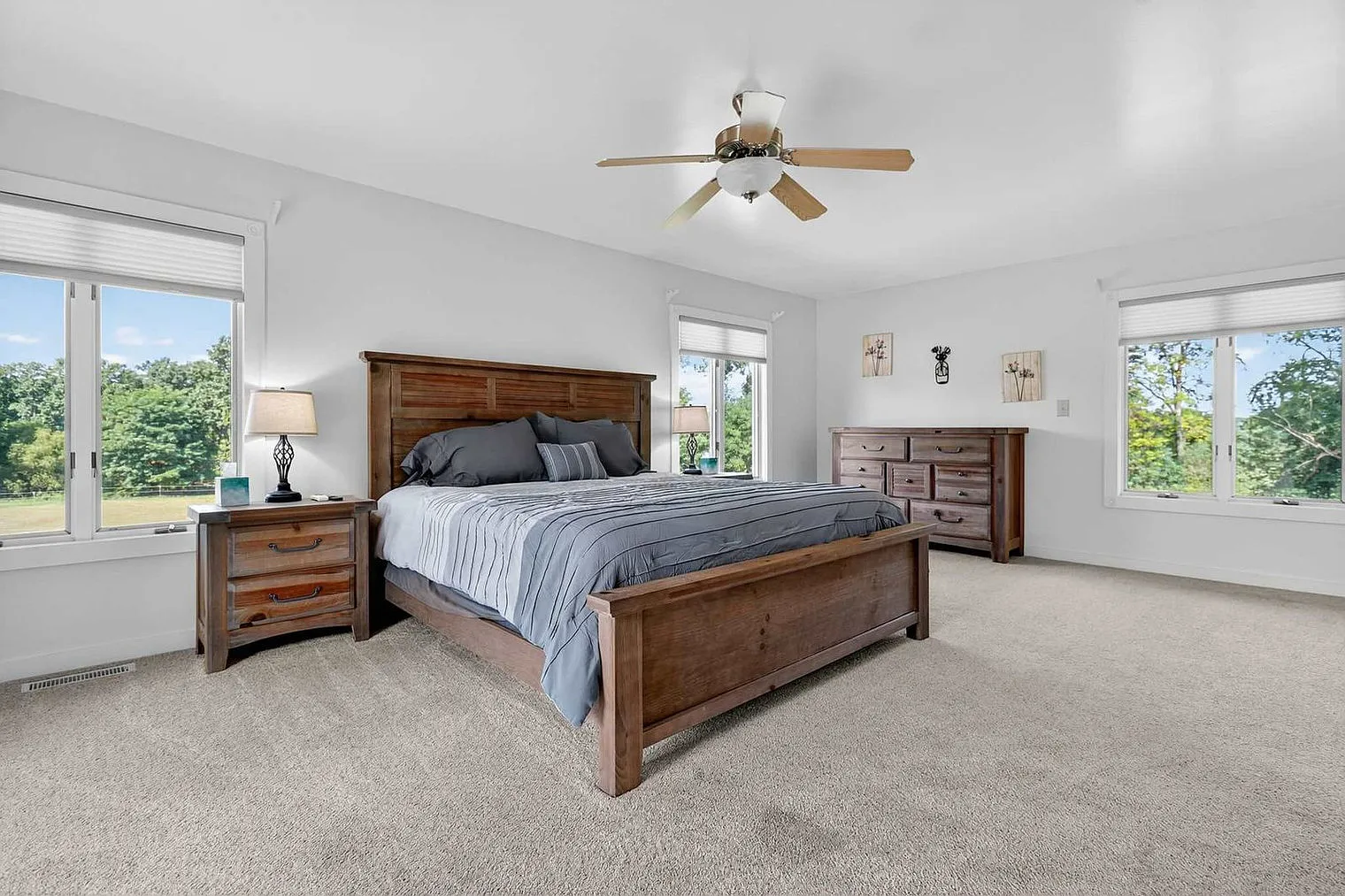 4 bed, 4.0 bath, 3939 sqft, $7,277 — Photo 2