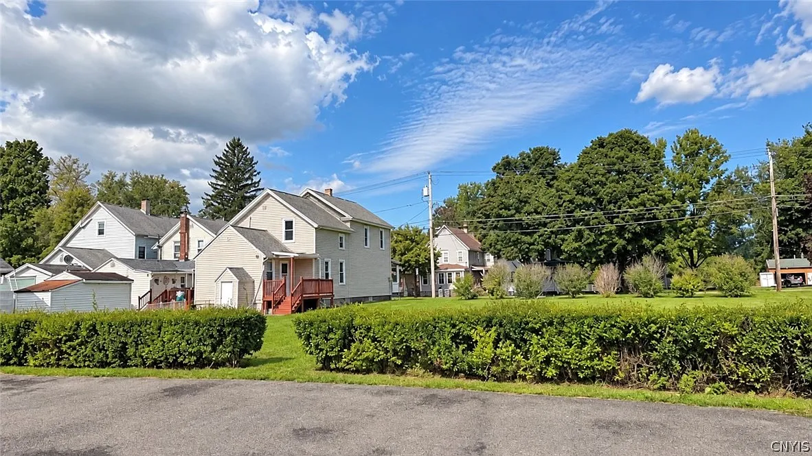 3 bed, 1.0 bath, 780 sqft, $1,400 — Photo 2