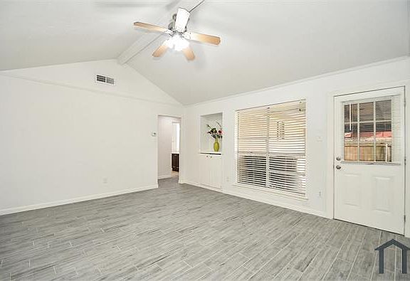 2nd image of 13467 Linden St