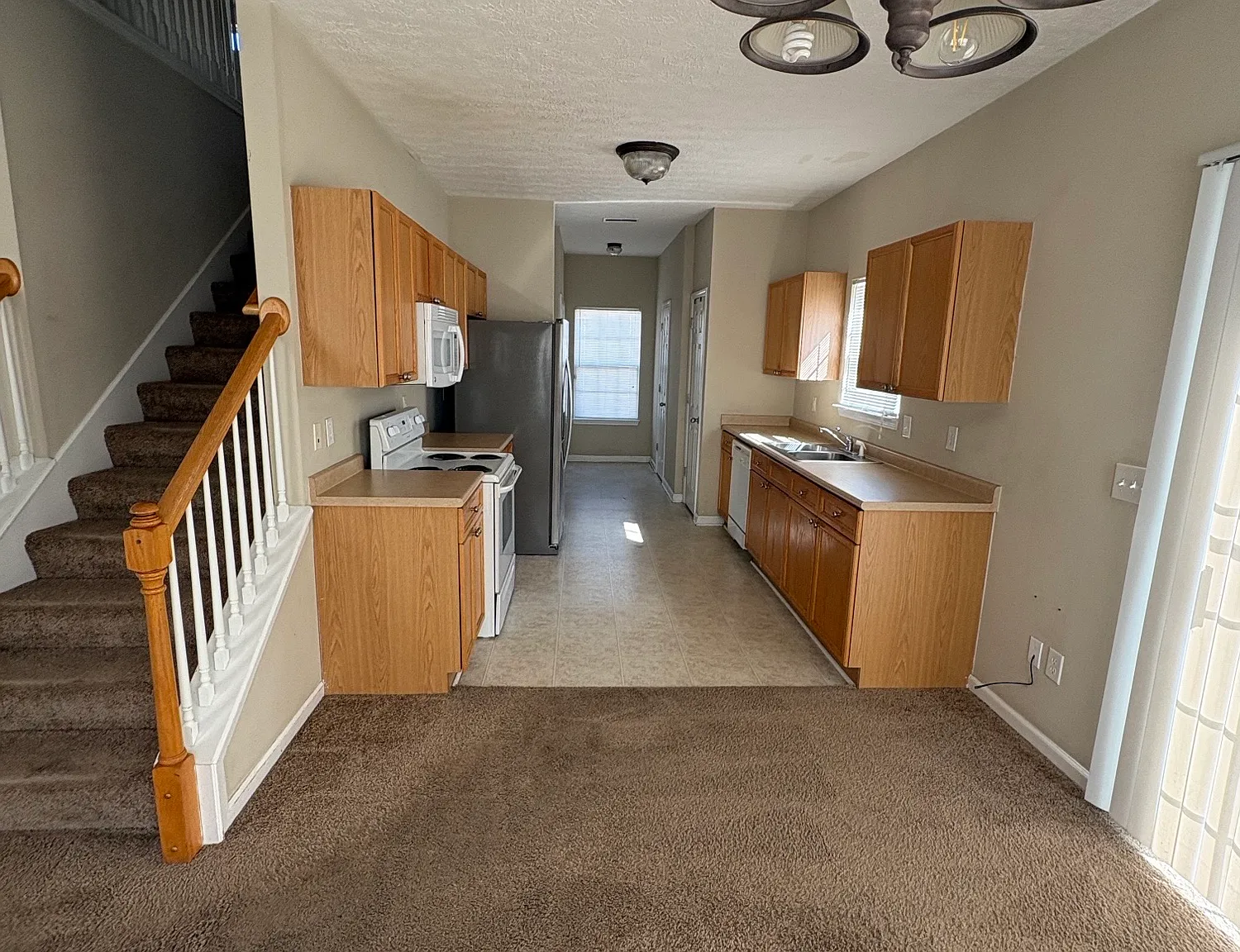 3 bed, 2.5 bath, 1600 sqft, $1,900 — Photo 4