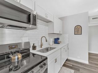 2B W Division St #2B, Oak Park, IL 60302