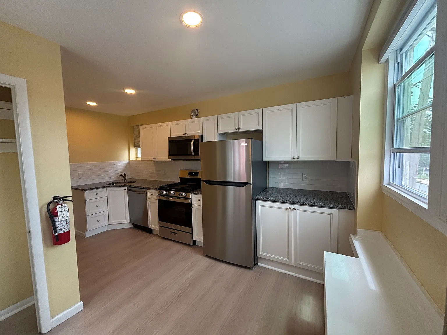 1 bed, 400 sqft, $1,200 — Photo 2