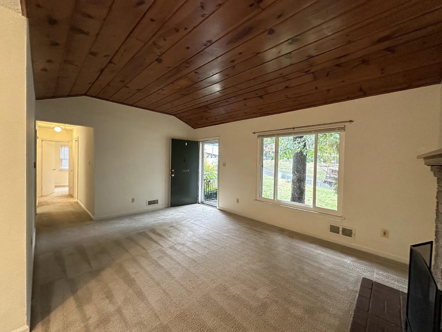 3 bed, 1.5 bath, 1758 sqft, $3,000 — Photo 3