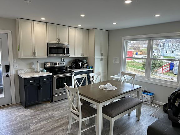 5th image of 825 College St