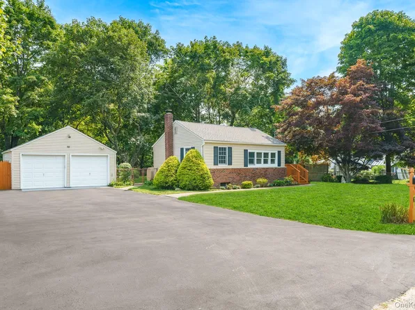 6 Hines Road, Middle Island, NY 11953