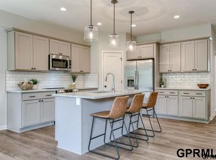 9467 Linwood Pl, Lincoln, NE 68505