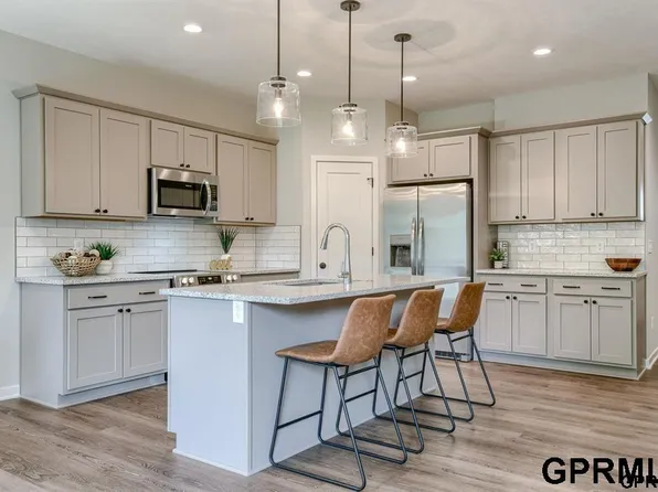 9467 Linwood Pl, Lincoln, NE 68505